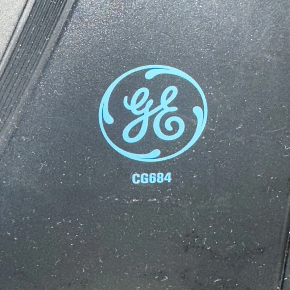 GE CG684 VHS‎ Camcorder 8X Power Zoom Auto Focus Vintage Video Camera w/Charger